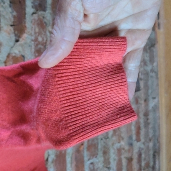 New York & Company Medium‎ Salmon Colored V-Neck Sweater - Picture 6 of 10